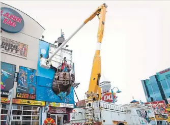  ?? JULIE JOCSAK THE ST. CATHARINES STANDARD ?? The sign at Captain Jack's Pirate Cove Fun Centre on Clifton Hill in Niagara Falls was damaged by wind.