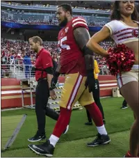  ?? KARL MONDON — STAFF PHOTOGRAPH­ER ?? The 49ers' Aaron Banks leaves the field with a shoulder injury during last season's preseason opener against the Chiefs.