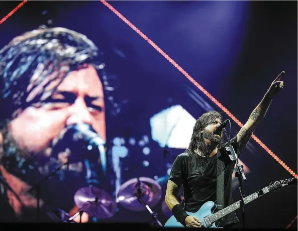  ?? PHOTO SIMON CLARK ?? Le chanteur des Foo Fighters Dave Grohl était littéralem­ent en feu trois ans après le concert annulé par la pluie en 2015.