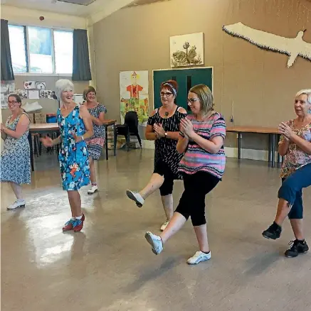  ?? PHOTO: TIM O’CONNELL ?? Appalachia­n tap dancers at Auckland Point School Hall on Tuesday evening. From left, Nicole McHaffie, Glenda Rowling, Judy Crowe, Michele Guiver, Alyna Higgs-James and Georgie Higgs.