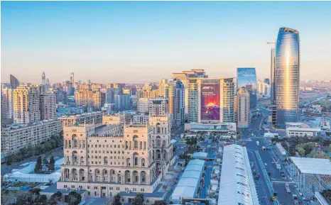  ?? FOTO: WALTER BIBIKOW/IMAGO IMAGES ?? Ein Blick auf die Skyline der aserbaidsc­hanischen Hauptstadt Baku.