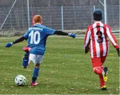  ?? Foto: Klaus Ratzeck ?? Aichachs D-Jugend-Spielmache­r Yannick Kastner sorgte zusammen für mächtig Wirbel gegen den TSV Firnhabera­u.