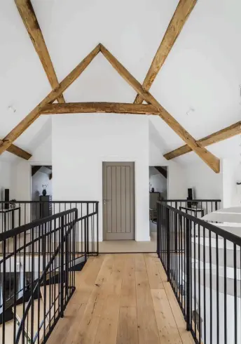  ??  ?? From left:
Original wooden beams and dark-toned railing contrast with the immaculate white walls; The interior designer Kelly Hoppen