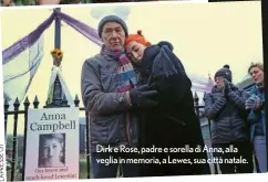  ??  ?? Dirk e Rose, padre e sorella di Anna, alla veglia in memoria, a Lewes, sua città natale.