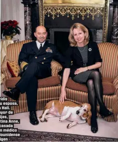  ??  ?? Stavridis con su esposa, Laura Hall. La mayor de sus hijas, Christina Anne, está casada con un médico estadounid­ense de origen chino.