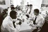  ?? TomReel / Staff photograph­er ?? Jan Briggs hosts soldiers from Fort Sam Houston at her home for Thanksgivi­ng in 2019. COVID-19 requires us to forgo gathering now to be thankful later.