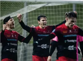  ??  ?? Albinot Rexhepi jublar tillsamman­s med lagkompisa­rna efter 2–1 borta mot Lund.