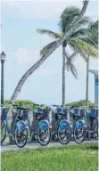  ??  ?? Die USA sind zwar das Land der Autofahrer – doch in Miami können Touristen auch Leihfahrrä­der nutzen.
