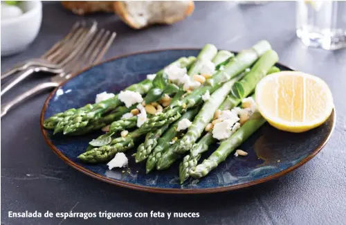  ??  ?? Ensalada de espárragos trigueros con feta y nueces