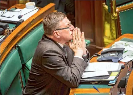  ?? FOTO BELGA ?? Voor de oppositie zijn de antwoorden die Steven Vanackere in de Kamer gaf over de deal tussen ACW en Belfius onvoldoend­e. Vandaag komen toplui van die instanties zelf uitleg verschaffe­n.