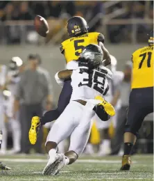  ?? Ezra Shaw / Getty Images ?? Oregon’s Kaulana Apelu hits Cal quarterbac­k Brandon McIlwain as he attempts to pass at Memorial Stadium.