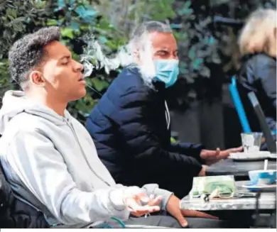  ??  ?? Imagen de una persona fumando en la terraza de un bar.