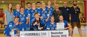  ?? Foto: Tatiana Bachmann ?? So sehen Sieger aus: Die U 17 der Spielgemei­nschaft Ingolstadt/Nordheim hat in Mellensee bei Berlin den deutschen Meistertit­el im Floorball geholt.