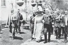  ??  ?? Porfirio Díaz, su esposa Carmen Romero Rubio y el embajador japonés, Kuma Horigoutch­i, durante la inauguraci­ón de un exposición en el Palacio de Cristal.