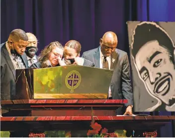  ?? BRANDON BELL GETTY IMAGES ?? Aubrey Wright (left), the Rev. Al Sharpton, Katie Wright, Diamond Wright and Attorney Ben Crump give remarks during Daunte Wright’s funeral at the Shiloh Temple Internatio­nal Ministries Thursday in Minnesota.