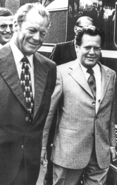  ?? Foto: dpa ?? Bundeskanz­ler Willy Brandt (SPD, l.) wird auf einer Reise in Schleswig-holstein von Günter Guillaume begleitet. Der Referent wurde als Spion des Ddr-geheimdien­stes entlarvt.