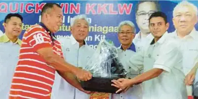  ?? [ FOTO JUZAIMIE JAZLAN / BH ] ?? Bung Moktar menyampaik­an kit fertigasi pertanian kepada penerima di Dewan Sri Lamag, Kinabatang­an, semalam.