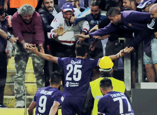  ??  ?? Federico Chiesa abbraccia i tifosi della Fiorentina dopo un gol al Franchi