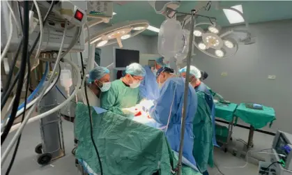  ?? Photograph: Anadolu/Getty Images ?? A delegation of doctors from aid agencies spent two weeks at the European hospital near Khan Younis, where they carried out emergency surgeries.