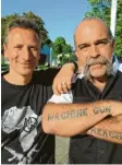  ??  ?? Im vergangene­n Jahr war Sam Childers (rechts) in Stadtberge­n bei Michael Mayer zu Gast.