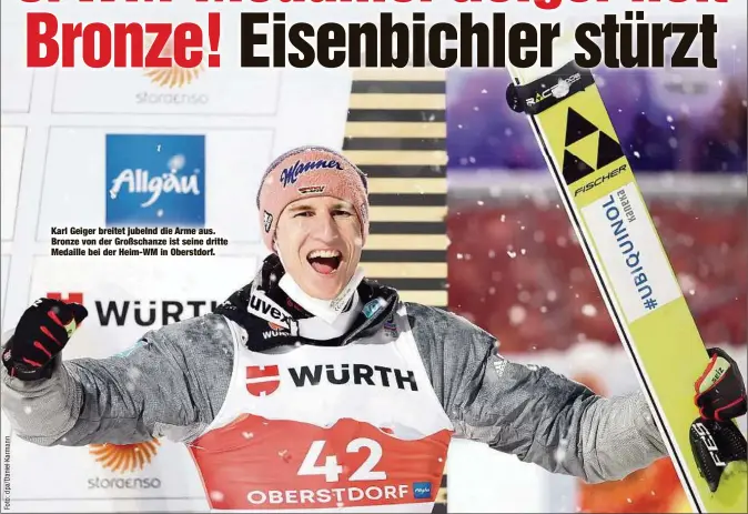  ??  ?? Karl Geiger breitet jubelnd die Arme aus. Bronze von der Großschanz­e ist seine dritte Medaille bei der Heim-WM in Oberstdorf.