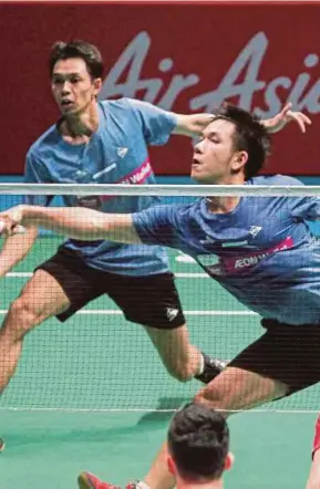  ?? PIC BY SYARAFIQ ABD SAMAD ?? Chooi Kah Ming (front) and Low Juan Shen are hoping to make it to the World Championsh­ips in August.