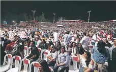  ??  ?? El Estadio Chochi Sosa estuvo colmado de hondureños que llegaron de diferentes lugares a disfrutar del concierto.