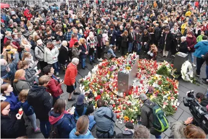  ?? FOTO: HENDRIK SCHMIDT/ AFP-LEHTIKUVA ?? Offren för dådet vid en synagoga i Halle hedrades med blommor och ljus i går.