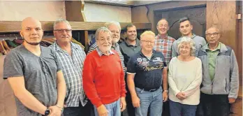  ?? FOTO: SPD ?? Der Vorstand der SPD in Ehingen: (v.l.) Daniel Erwert, Stefan Enderle, Roland Schmitz, Georg Mangold, Samuel Mäder, Wolfgang Hänle, Joachim Schmucker, Klara Dorner, Zapounidis Kiriakos und Anday Haile.