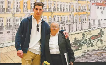  ?? LEONARDO NEGRÃO / GLOBAL IMAGENS ?? Hugo Baptista, de 20 anos, abraça a bisavó, Rosa Andrade, de 89 anos, nos corredores da UAL, onde ambos estudam