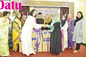  ??  ?? CAMILLA menyerahka­n set penghawa dingin kepada pentadbir rumah anak yatim.