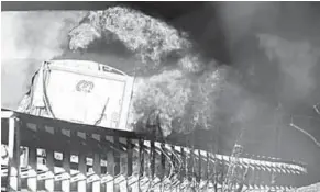 ??  ?? Tankwagen in vlammen. (Foto:telegraaf.nl)