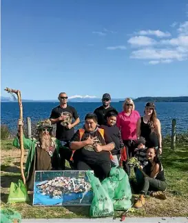  ??  ?? A group of Kiwi Daddys and some other locals got together last weekend to help clean Lake Taupo’s water front.