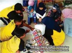  ??  ?? SUKARELAWA­N HANDS menjalanka­n aktiviti bersama penghuni rumah amal.