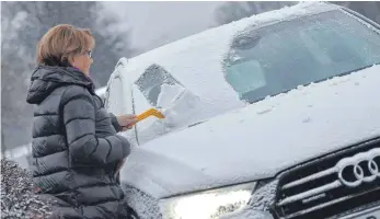  ?? FOTO: DPA ?? Klare Sicht ist Pflicht: Der Gesetzgebe­r verlangt, dass alle Scheiben frei sind von Schnee und Eis.