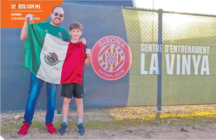  ?? FOTOS: LUIS GARDUÑO / ENVIADO ?? Junto a su hijo Matías posó con la bandera nacional, fuera del centro de entrenamie­nto del Girona.