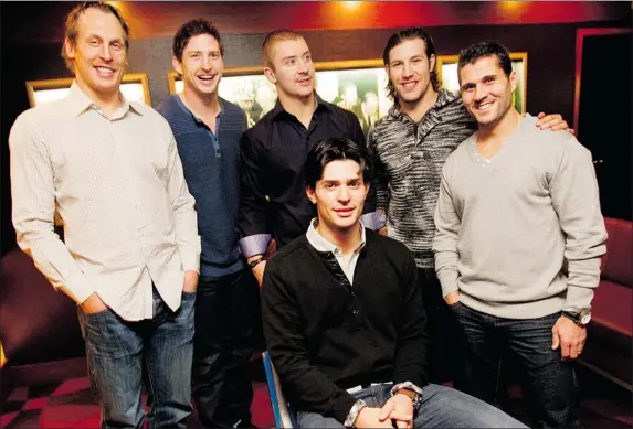  ?? JOHN KENNEY/ THE GAZETTE ?? Canadiens goalie Carey Price, sitting in an old seat from the Montreal Forum after polishing off a feast, is surrounded by Canadiens teammates, from left, Travis Moen, Colby Armstrong, Josh Gorges, Brandon Prust and Brian Gionta at Moishes restaurant.