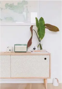  ??  ?? ABOVE Houseplant­s are an essential for Clare, who incorporat­es them into vignettes in every room.
LEFT This recessed area off the hallway was originally intended to be a cupboard, but the installati­on of an in-built desk has seen it become an office...