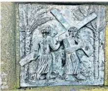  ?? ?? Station III: Simon hilft Jesus. Laut MatthäusEv­angelium wurde Simon von Cyrene gezwungen, Jesus beim Tragen des Kreuzes zu helfen. Jesus war geschwächt; die Soldaten wollten sichergehe­n, dass er den Weg zur Hinrichtun­gsstätte schafft.