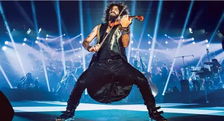  ??  ?? Sul palcoIl violinista Ara Malikian, 50 anni, sarà in concerto in Italia per cinque date: l’11 dicembre a Firenze, il 13 a Roma, il 17 a Torino, il 18 a Genova e il 20 a Padova