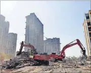  ?? BACHCHAN KUMAR ?? Bulldozers raze illegal structures in Sector 16, Ghansoli, on Tuesday.