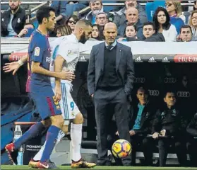  ?? FOTO: PEP MORATA ?? Zidane observa una jugada en la que Benzema protege el balón ante Busquets