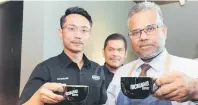  ?? — Gambar Bernama ?? MESTI CUBA: Rektor UiTM Cawangan Selangor Prof Datuk Dr Abu Bakar Abdul Majeed (kanan) bersama Pengerusi Koperasi Siswa UiTM Selangor Berhad (KOSISWA) Ahmad Naqiuddin Mohamad (kiri) menunjukka­n kopi premium Richiamo ketika Majlis Perasmian One Stop Centre Anjung Dahlia Universiti Teknologi MARA di Kampus Puncak Alam kelmarin. Turut kelihatan ialah Zamry (tengah).