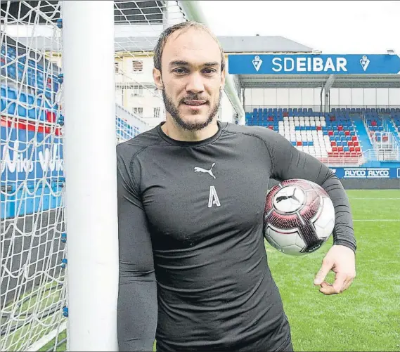  ?? FOTO: LUIS MARI UNCITI ?? Marko Dmitrovic está en el escaparate tras la gran temporada que ha realizado con el Eibar