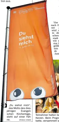  ?? DPA-BILD: ZINKEN ?? „Du siehst mich“, das Motto des diesjährig­en Evangelisc­hen Kirchentag­s, steht auf einer Fahne. Teilnehmer halten beim Abendsegen am Brandenbur­ger Tor Kerzen. Beim Programmhö­hepunkt, der Merkel-Obama-Debatte, versammeln sich hier etwa I0 000.