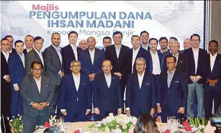  ?? (Foto Mohd Fadli Hamzah/bh) ?? Anwar bersama sebahagian penyumbang pada Majlis Pengumpula­n Dana Ihsan MADANI untuk mangsa banjir di Kompleks Seri Perdana, Putrajaya, semalam.