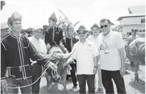  ??  ?? HASBI (kanan), Antonio dan Paulus (tiga kanan) sempat bergambar bersama kanakkanak Bisaya yang menyertai acara kuntul berhias.