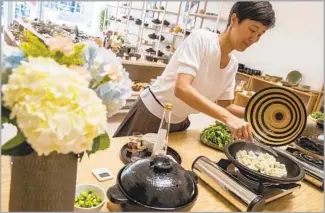  ?? Brian van der Brug Los Angeles Times ?? TOIRO specialize­s in Japanese clay cooking pots. Store owner Naoko Takei Moore demonstrat­es.