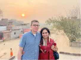  ?? ALMAS HUSSAIN ?? Mick Dumke and Rummana Hussain on the open-air roof of Hussain’s father’s old home in Banauli, a village in Bihar, India.