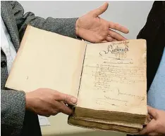  ??  ?? Das älteste Ratsbuch der Stadt Höchstädt aus dem Jahr 1571.